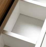 Höga lådor och undre lådan i dubbelkommoden är anpassade för högre flaskor och exempelvis stående elektrisk tandborste.