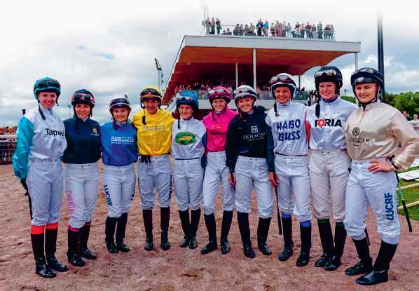 com IKVÄLL UTSES DEN SVENSKA REPRESENTANTEN Världens bästa kvinnliga jockeys kommer till Stockholm och Bro Park när historiens första världsmästerskap för kvinnliga jockeys
