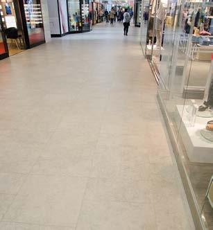 En del i det nya utseendet i köpcentrumet är att alla golven byts ut. Från ett tidstypsiskt åttiotalsgolv i köpcentrum till ett nytt golv med känsla av natursten.
