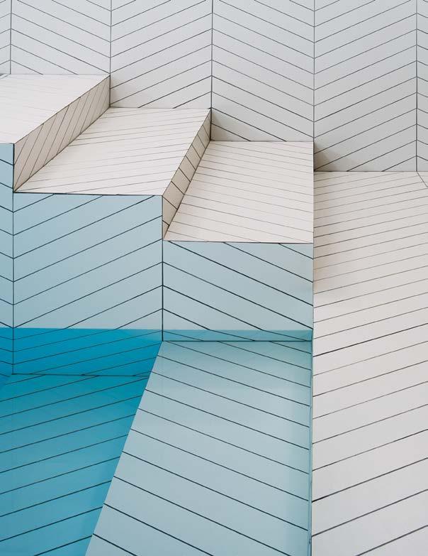 projekt Claesson Koivisto Rune har skapat en extraordinär pool och ett poolhus med inspiration från franska parkettgolv. Allt är skapat med en speciadesignad klinker för just det här projektet.