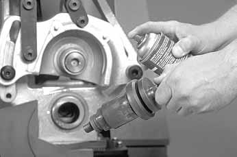 Smörj rullenhetens delar lätt med rätt smörjmedel (Dow Corning G-n Mechanical Assembly Spray, medföljer verktyget och finns hos Victaulic). 5.