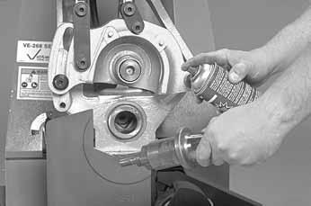 2. Smörj rullenhetens delar lätt med rätt smörjmedel (Dow Corning G-n Mechanical Assembly Spray, medföljer verktyget och finns hos Victaulic). 1. Placera nedre rullen på dornaxeln.