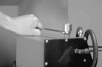 8. Återmontera ¾ och 1 1½ nedre rullarna och smörj även nållagret. HYDRAULSYSTEM Kontrollera hydrauloljenivån minst var 50:e drifttimme, helst före start.