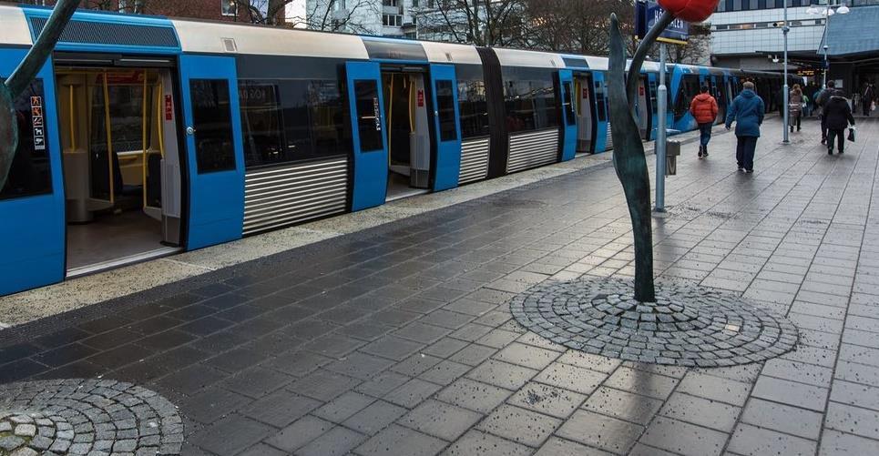 Hjälp med ombordstigning och avstigning finns tillgänglig på båda stationerna. Hjälpen måste förhandsbokas minst 24 timmar i förväg via SL:s kundtjänst.