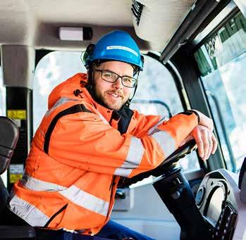 Han kör en dumpertruck av märket Caterpillar och är på väg mot en gruvliknande del av området för att hämta bortsprängda bergrester.