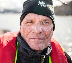 via TRaD EN TRADEN på skräpjakt i nordens venedig 4 Varje vardag åker Sven Eriksson och Rolf Nilsson ut med båten Catolga för att rensa Stockholms vattenlinjer och strandremsor från skräp.