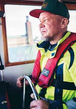 text: dan håfström foto: niklas björling Rolf Nilsson har bara varit sjöman i ett år men stormtrivs. Sven Eriksson lär sig hantera Catolgas jetmotorer. 06.30 Långholmen. En fin men frisk aprilmorgon.