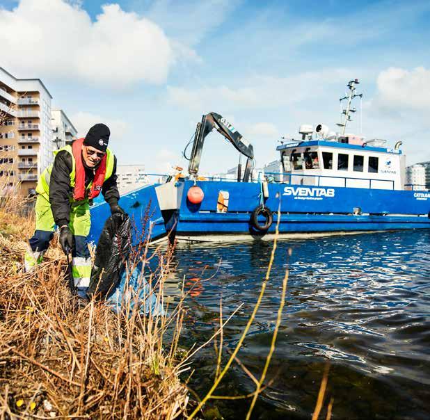 Ovanlig arbetsuppgift: Lugna ner uppskrämt rådjur. ~ 5 ~ 11.00 De tar en sväng förbi Skeppsholmen. Sven berättar att deras uppdrag främst är att hålla innerstadskajerna rena.