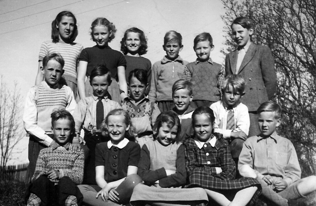 Berga Skola 1948-49 Berga Skola 1949, klass 3-6 (fotot taget på Stav) Övre raden: Maj Karlsson, Birgitta Olsson, Margareta Hjalmarsson, Åke Bohlin, Leif Eriksson, Lasse Olsson Mellanraden: Ingemar