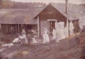 En svunnen yrkesgrupp Tvättarna i Haninge Familjen Eriksson på Ribbyholm i Västerhaninge vid sin tvättstuga i början på 1900-talet.