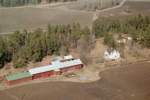Skarplöt här från söder, är den nordligaste Forsgården och den sista som ägarbrukades. I bildens överkant skymtar den skogsdunge där tidigare torpet Asphagen låg.