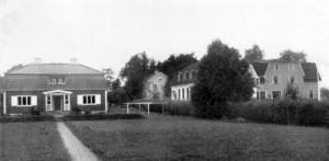Villan till vänster byggdes av Anton Sörlin i mitten på 30-talet. Huset med gaveln mot fotografen är rektorsbostaden, den delvis skymda är en byggnad med lektionssalar och bostäder.