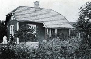 Banmästarbostaden i Västerhaninge, Maria och August vid gaveln.