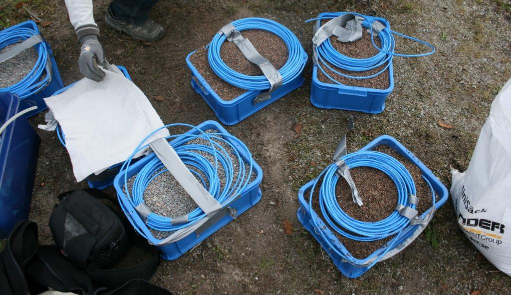 För att möjliggöra provtagningen i mätpunkten användes lysimetrar. Lysimetrar är behållare som samlar upp vatten och som sedan kan tömmas via en tillhörande slang.