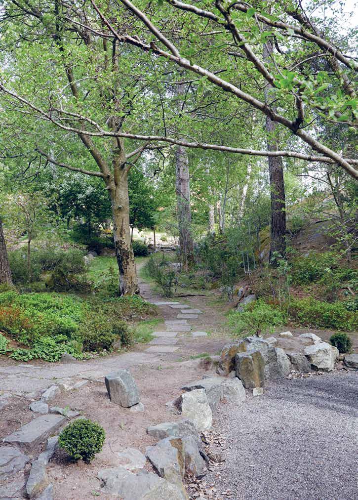 Bagarmossens japanska trädgård Allt utgår från den stora stenen i mitten som omges av en imaginär sjö där småsten symboliserar vatten.