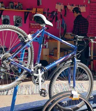 Det är fullt i parkeringsställen och du möter cyklister lite varstans, men när Smartup startade var det tydligt att det saknades en cykelverkstad i Bagarmossen.