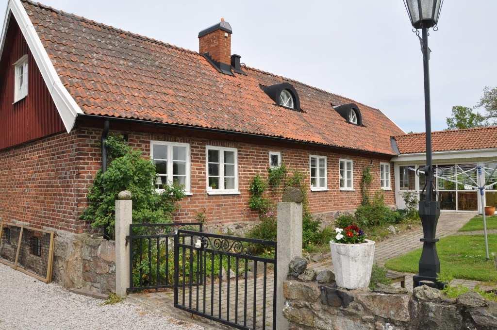 Fyrlängad gård strax öster Hörby Häst-/lantgård om drygt 4 ha på fritt läge i Äspinge några km utanför Hörby. Gårdscentrum med vackert bostadshus i tegel och tillhörande gråstenslängor.