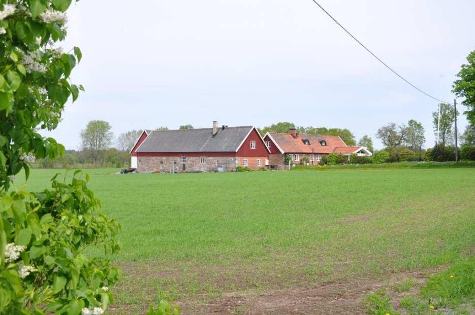 Hörby Äspinge 18:4 del av Om fastigheten Typ: Lant-/hästgård Boarea: ca 175 + 25 m² Mark: 4,3 ha Antal rum: 6 + 1 Pris: 2,75 MSEK el hbj Län: Skåne Kommun: