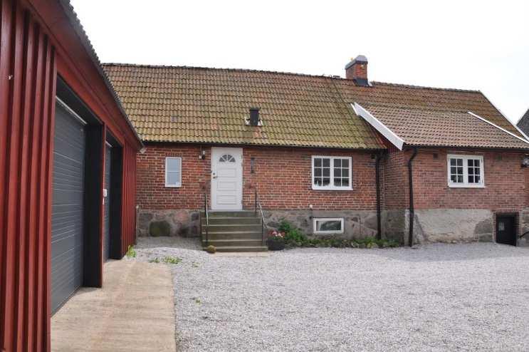 Vatten från grävd brunn (finns även djupborra men den är ej inkopplad) och avlopp till trekammarbrunn med infiltration (1990).