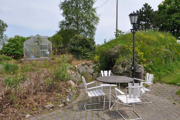 Invändig håller huset modern standard med ljusa färger och golv i trä, synliga takbjälkar mm. Innertakhöjd ca 2,2 m.