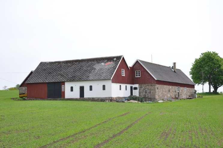 Ekonomibyggnader Stallbyggnad i vinkel Stallbyggnad/loge om ca 400 kvm byggnadsarea, väggar av natur-/mursten och trä, tak av eternit.