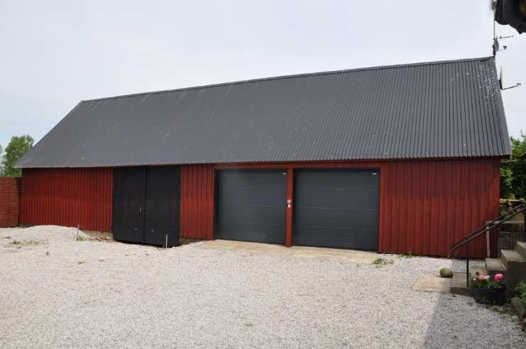 Pannrum: Pannrum och verkstad med ackumulatortank och kulvert till bostadshuset. Ko-/grisstall: stallar i vinkel med äldre inredning och gödselplatta mot baksidan. Takhöjd 2.10-2.50 m.
