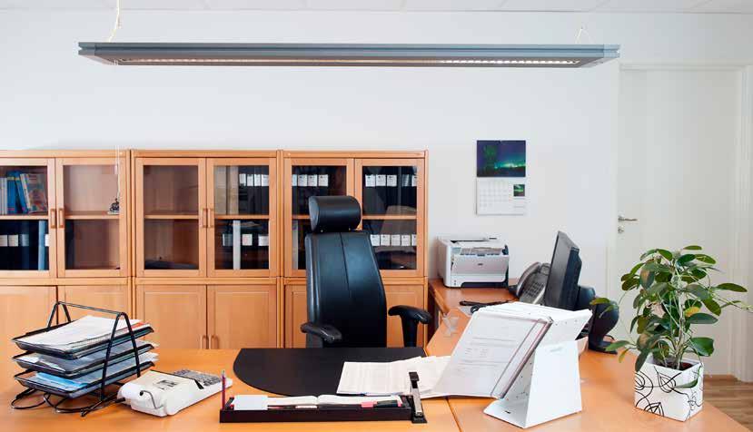 Interiör Cetre LED En pendlad LED-armatur som moderniserar ditt kontor Energieffektiv - upp till 96 lm/w Enkel installation Lätt att uppgradera med utbytbara LED-ljuskällor DALI 5 års garanti Cetre