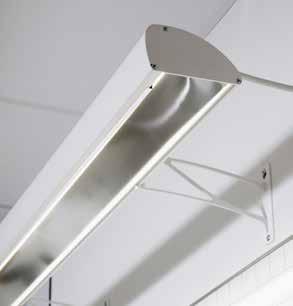 Det behövs inga verktyg för att montera armaturen på väggfästet. Znap LED är utrustad med en ljuskälla för direktljus.