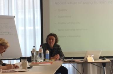 Hur arbetar Nederländerna för att uppnå mänskliga rättigheter? Sedan fick vi besök av Esther van det Berg från institutet för social forskning.