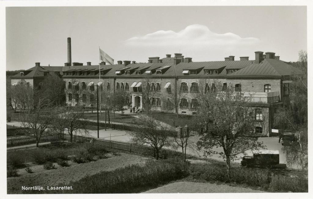 Sjukhuset, som ritades av arkitekten Axel Kumlien, stod färdigt för inflyttning på sommaren 1897.