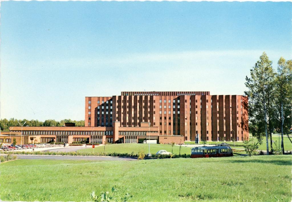 Akutsjukvården och BB-avdelningen lades ned i slutet av 1990-talet.