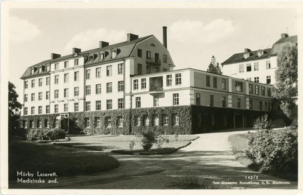 Motiv från mitten av 1930-talet (stämplat 1937). A Eliassons Konstförlag - 14272. Närbild av den nya medicinska avdelningen. Under beredskapsåren 1939-45 odlade varje läkare sin egen potatis.
