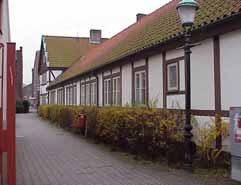 Korsvirke, brun timra med rött tegel i facken, åt gård och mot öster brun timra