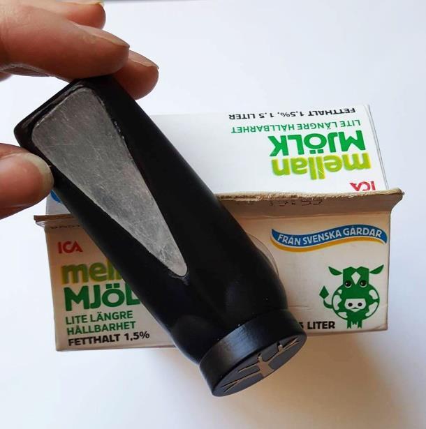 För att aktivera Milkcroft för första gången så skall den medföljande flärp som sitter över den translucenta plasten