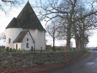 Beskrivning av kyrkogården idag Allmän karaktär Hagby kyrkogård är en liten kyrkogård och omgärdas av en vallmur. På insidan av muren finns en trädkrans av ekar och lönnar.