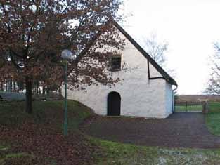 efterliknar ett tempel från antiken, eller att kolonner, lagerkransar och dylikt ingår i motivet.