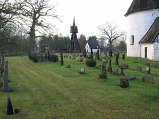 består av cirka 304 platser och ligger väster, norr och söder om kyrkan.