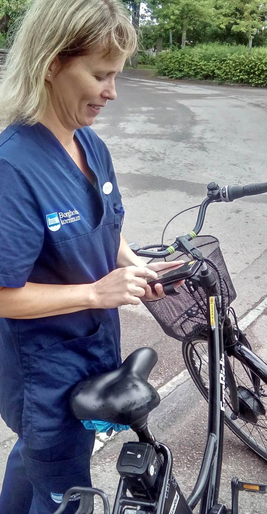 Ny teknik i hemtjänsten skapar möjligheter I maj 2015 startade projektet mobilitet i hemtjänst i hemtjänsten centrum, i Borgholm, med syfte att förbättra tillgång till information som behövs i det