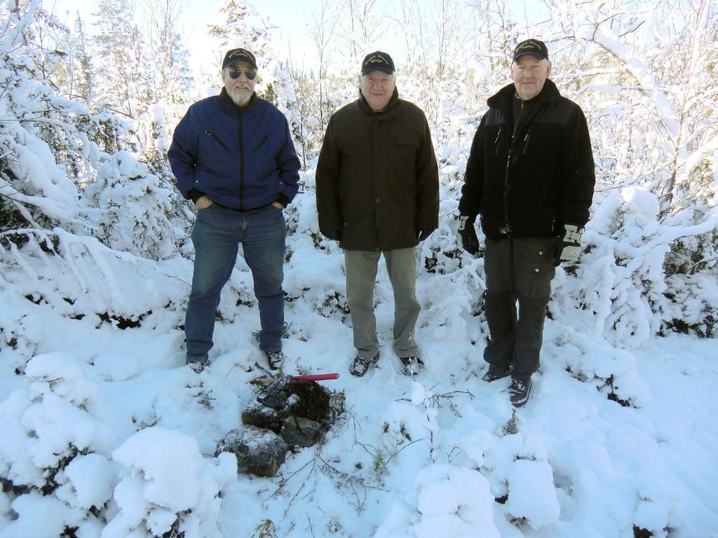 Berthold Jonsson, Göran Eliasson och Uno Tidén Samma mineraljägare har hittat ett sedimentblock med upp till 5 cm breda blyglanssliror i Fax- Annashålet 9 km NO om Los.