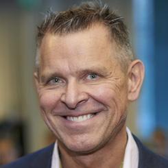 Bo Holmberg Bo Holmberg har sparat i aktier i 33 år och jobbat som utbildare i drygt 10 år hos Aktiespararna och tidigare åt