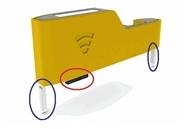 Ben för att rikta in med handenheten Kontakt 2. För in adaptern i läge och se till att benen på adapterns sidor passar in i spåren på handenhetens sidor.