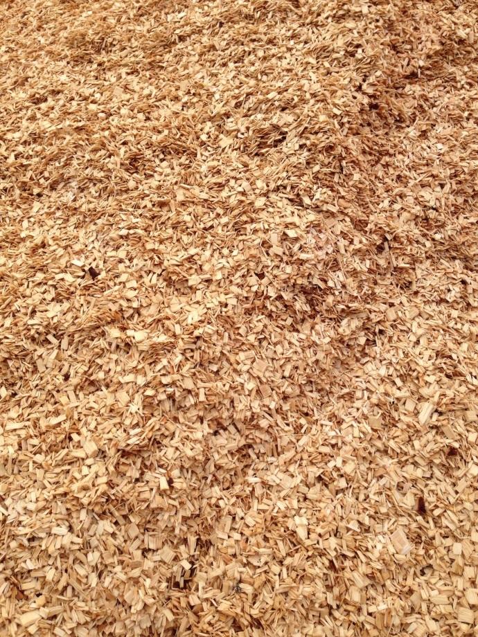 2.5.3 Cellulosaflis Cellulosaflis består främst av yt- och ribbved samt ändbitar från justervirke av rå ved. Flisen ska vara helt fri från bark (figur 18).