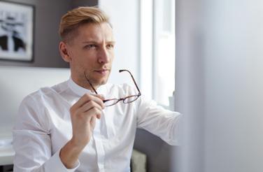 SAMMANFATTNING Svenskarna har en splittrad syn på det nya informationsdelande samhället.