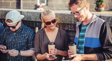 DIGITAL AKTIVITET Vi delar mer information om oss själva idag än någonsin tidigare, och på allt fler tekniska plattformar.