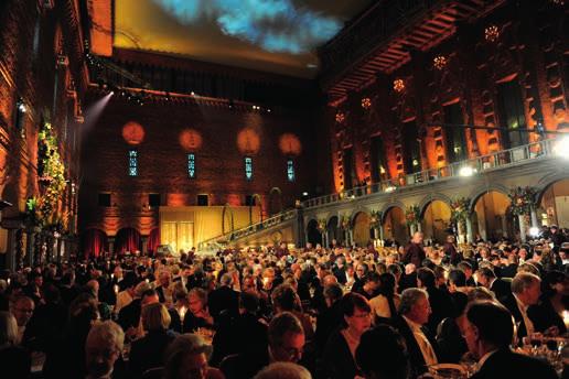 Prisutdelningen sker under en högtidlig ceremoni i Stockholms Konserthus. Den svenske kungen lämnar över medaljer och diplom till Nobelpristagarna. De får även en stor summa pengar.