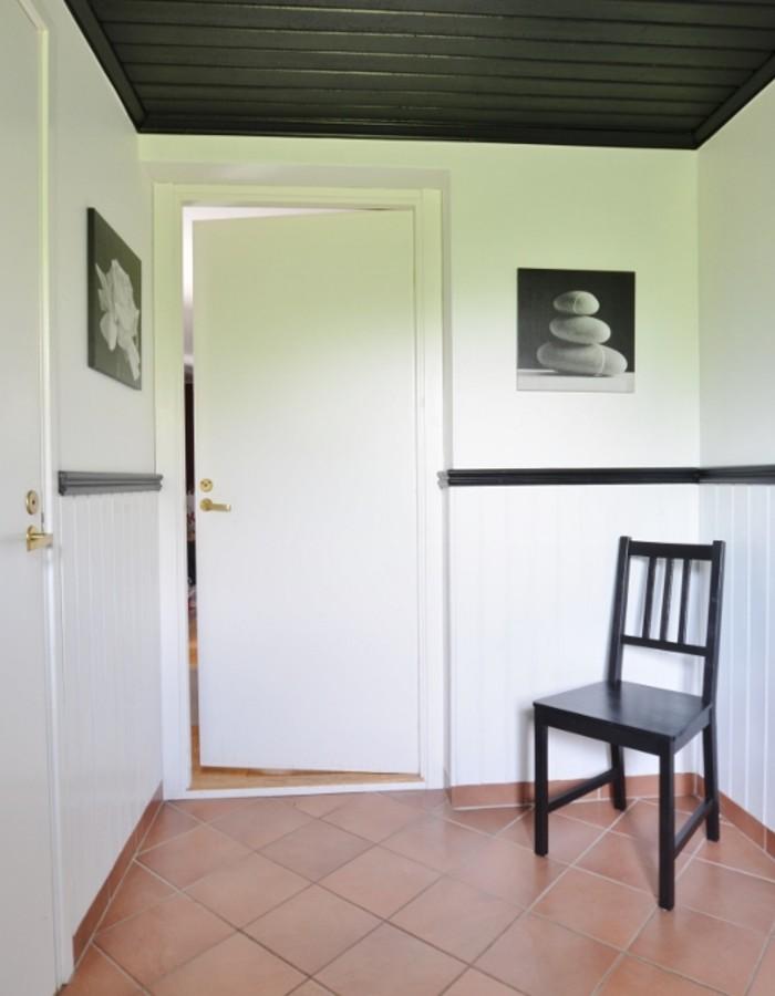 Groventré Groventré med gott om plats att hänga av ytterkläderna och en stor klädkammare där man kan gömma undan det