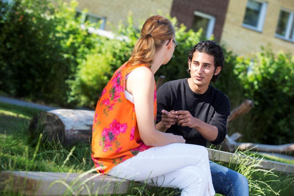Mottagande och etablering av nyanlända 2015 Svenska för invandrare, sfi Kommunerna har en central funktion i flyktingmottagandet utifrån ansvaret att erbjuda nyanlända undervisning i svenska för