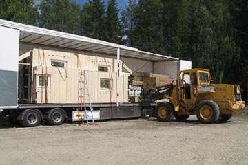 Lastning Husleveransen lastas och levereras på täckt lastbil till byggplatsen.