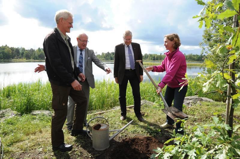 Vid invigningen av biosfärområdet planterades en ek vid Dalälvens strand av landshövdingar och representanter från fyra län.