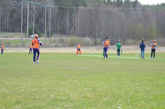 Cricket ett nytillskott i svensk idrott Cricket, sporten med krångliga regler, matcher som pågår i dagar och där man fortfarande har tepauser i spelet, eller?